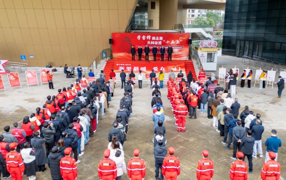 今天，三门用鲜花致敬身边“活雷锋”