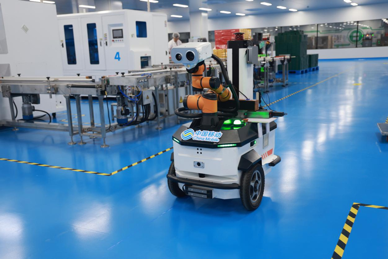 智能机器人成为生产线上的“新主力”。浙江移动供图