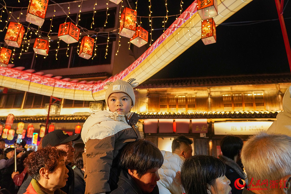 3月20日晚，一小朋友觀看二月二燈會。人民網 章勇濤攝