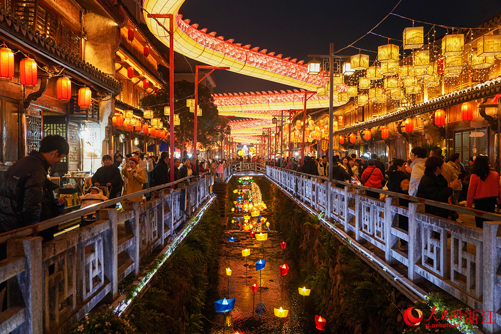 3月20日晚,2026“如愿宁溪·宋灯承脉”二月二灯会在台州市黄岩区宁溪镇宋渠直街启幕。人民网 章勇涛摄