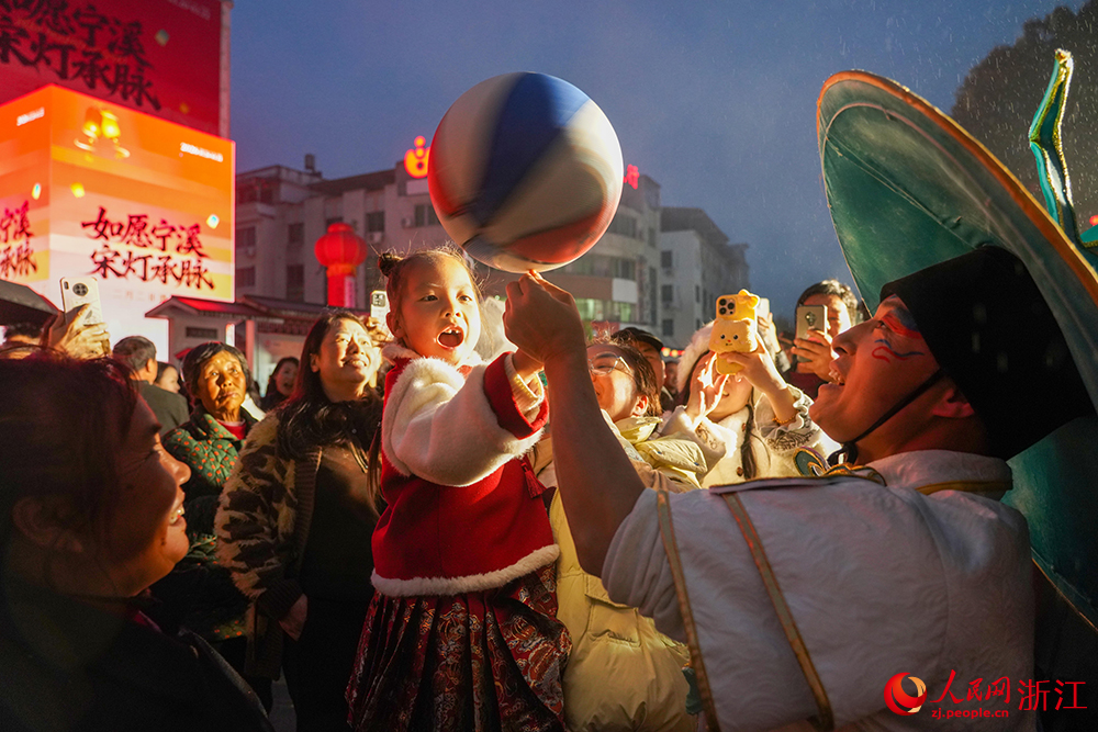 3月20日晚，小朋友在二月二灯会现场参与互动体验。人民网 章勇涛摄