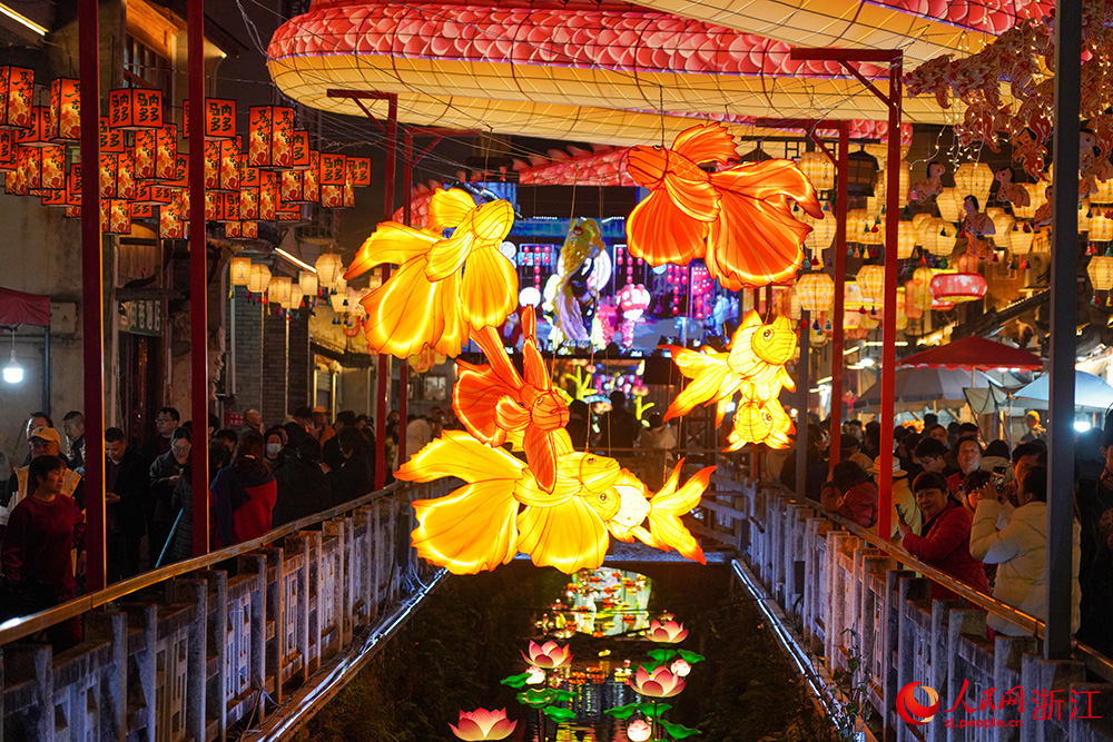 3月20日晚,2026“如愿宁溪·宋灯承脉”二月二灯会在台州市黄岩区宁溪镇宋渠直街启幕。人民网 章勇涛摄
