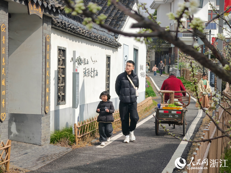 游客在桃園村賞花。人民網 劉欣蔚攝