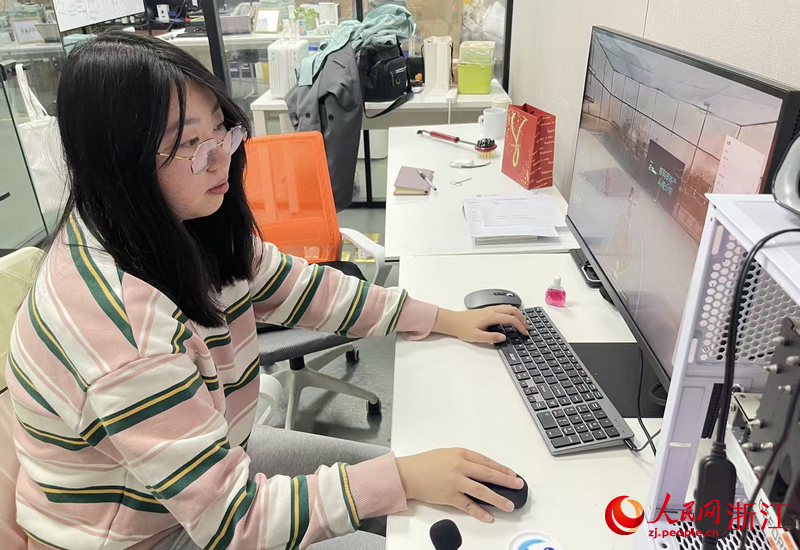 在上城区“中国数谷·未来数智港”，一名OPC创业者正在电脑上工作。人民网记者 王丽玮摄