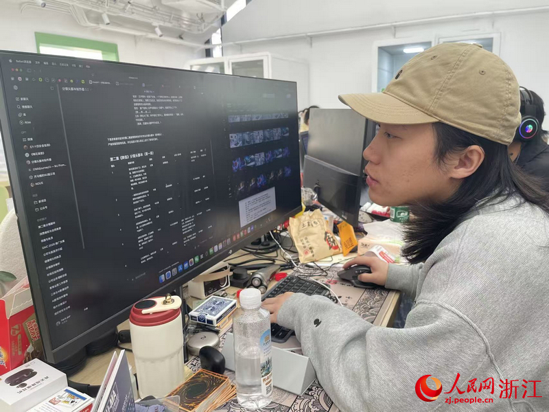 庞昊洋正在运用AI创作短剧。人民网记者 王丽玮摄