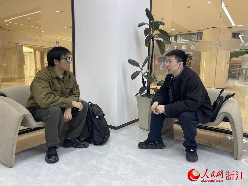 祝鹤槐与徐铭泽正在洽谈业务。人民网记者 王丽玮摄