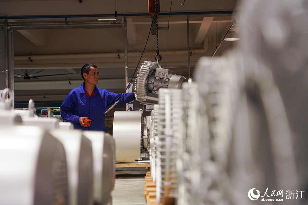 在浙江省台州市黃岩區一農機生產車間，工人加緊組裝、調試農機設備。人民網 章勇濤攝