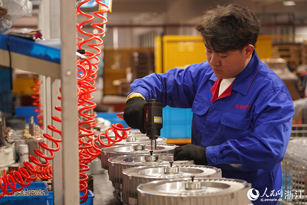 在浙江省台州市黃岩區一農機生產車間，工人加緊組裝、調試農機設備。人民網 章勇濤攝