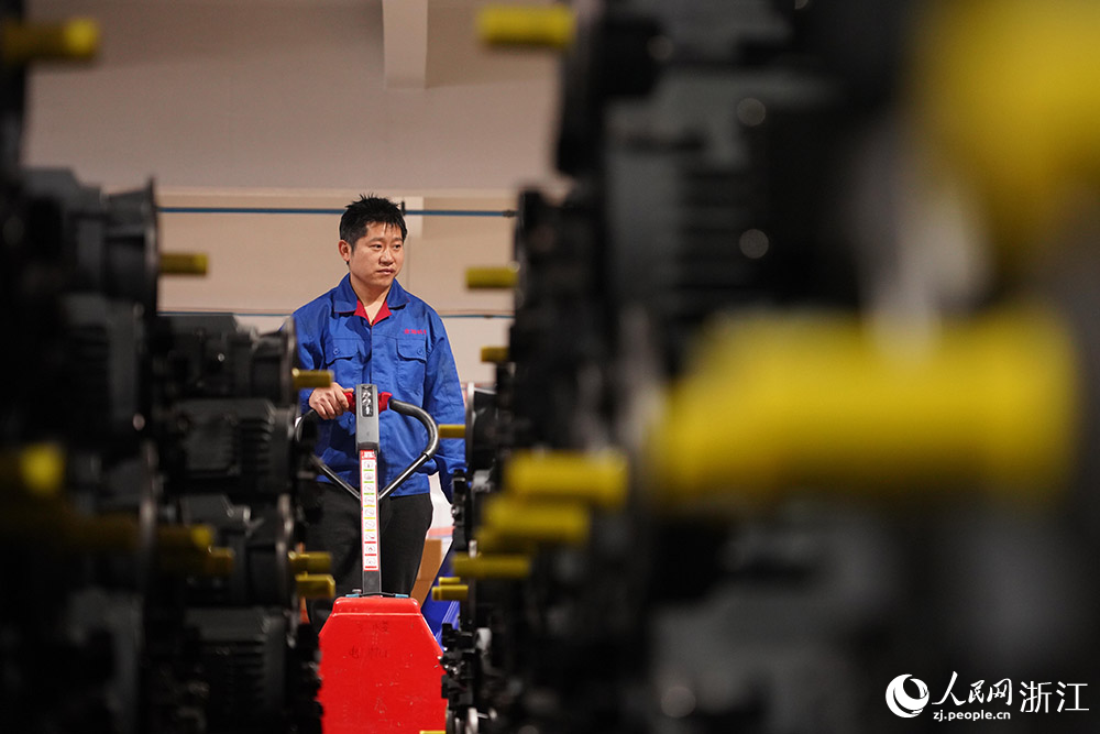 在浙江省台州市黃岩區一農機生產車間，工人加緊組裝、調試農機設備。人民網 章勇濤攝