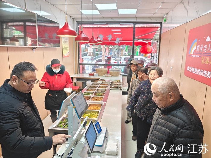 临近饭点，长者食堂排起长队。人民网 李欣阳摄