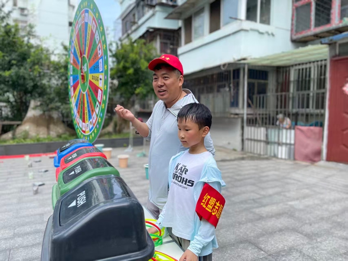 在苏电社区，志愿者与孩子开展垃圾分类。苏电社区供图