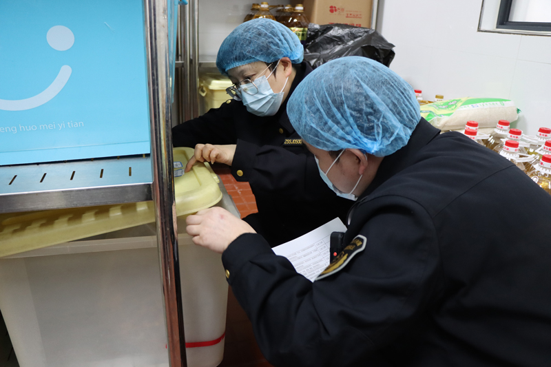 嵊泗县市场监管局工作人员正在检查食材。嵊泗县市场监管局供图