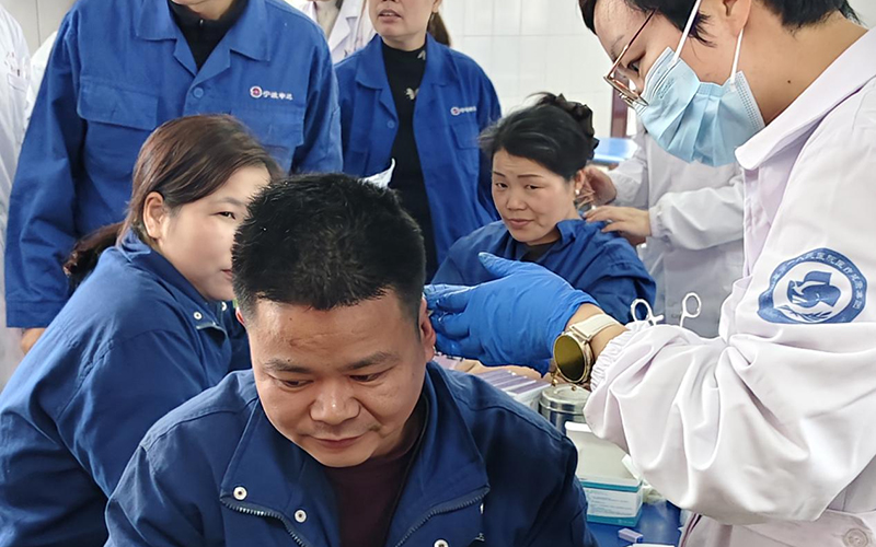 企业职工接受医疗服务。象山县委宣传部供图