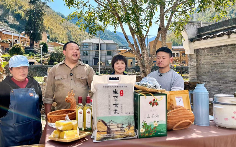 技能团干部开展助农直播。遂昌县委宣传部供图