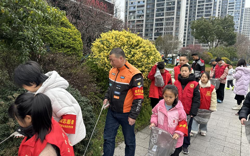 开展社区清洁活动。钱塘区委社会工作部供图