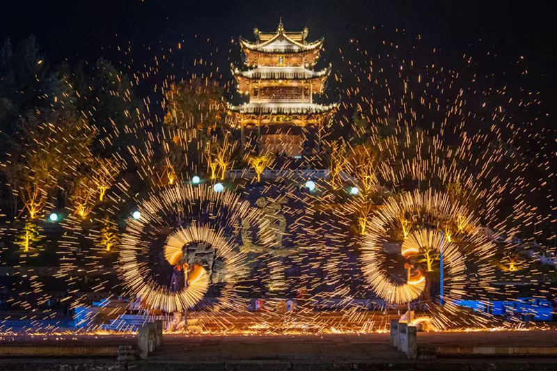 齐云打铁花。祥源文旅供图