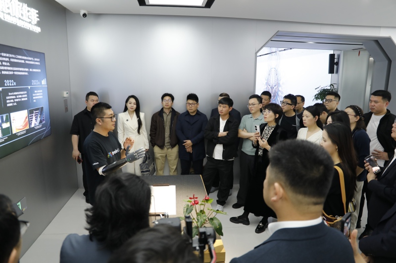 新生代温商走访杭州“六小龙”企业之一的强脑科技。活动主办方供图