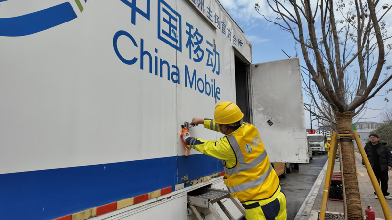 工作人员正在调试设备。浙江移动供图
