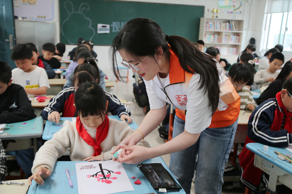 志愿者在课堂开展国安教育课程。章玲婧摄