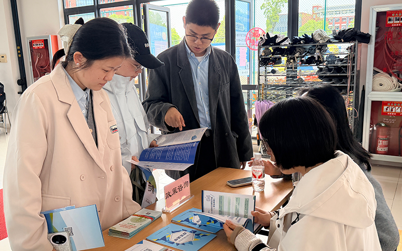 学生咨询相关就业政策。梅山街道供图