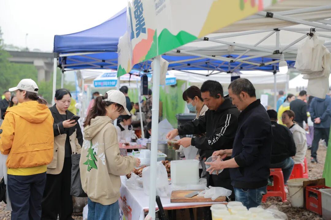 “共富市集”人气旺。白水洋镇供图