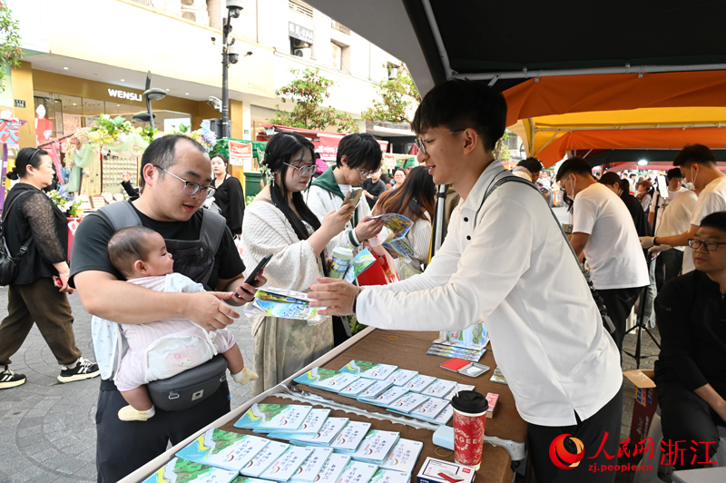 市民领取集章册。人民网记者 叶宾得摄