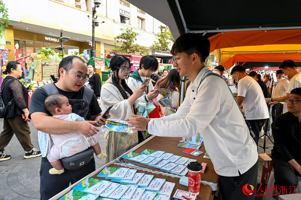 游客领取集章册参与集章打卡活动。人民网记者 叶宾得摄