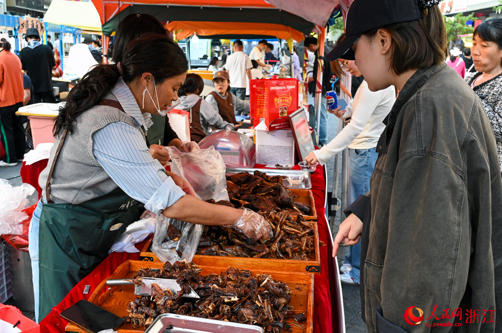美食摊位人气旺。人民网记者 叶宾得摄