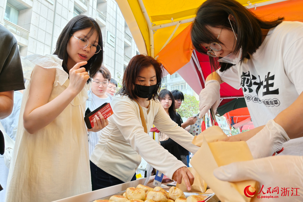 美食摊位人气旺。人民网记者 张丽玮摄