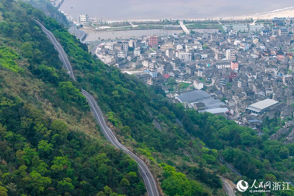 近日，从空中俯瞰，浙江台州1号公路玉环段将沿途的乡镇、渔村、沙滩等景致串联成一幅美丽的画卷。人民网 章勇涛摄