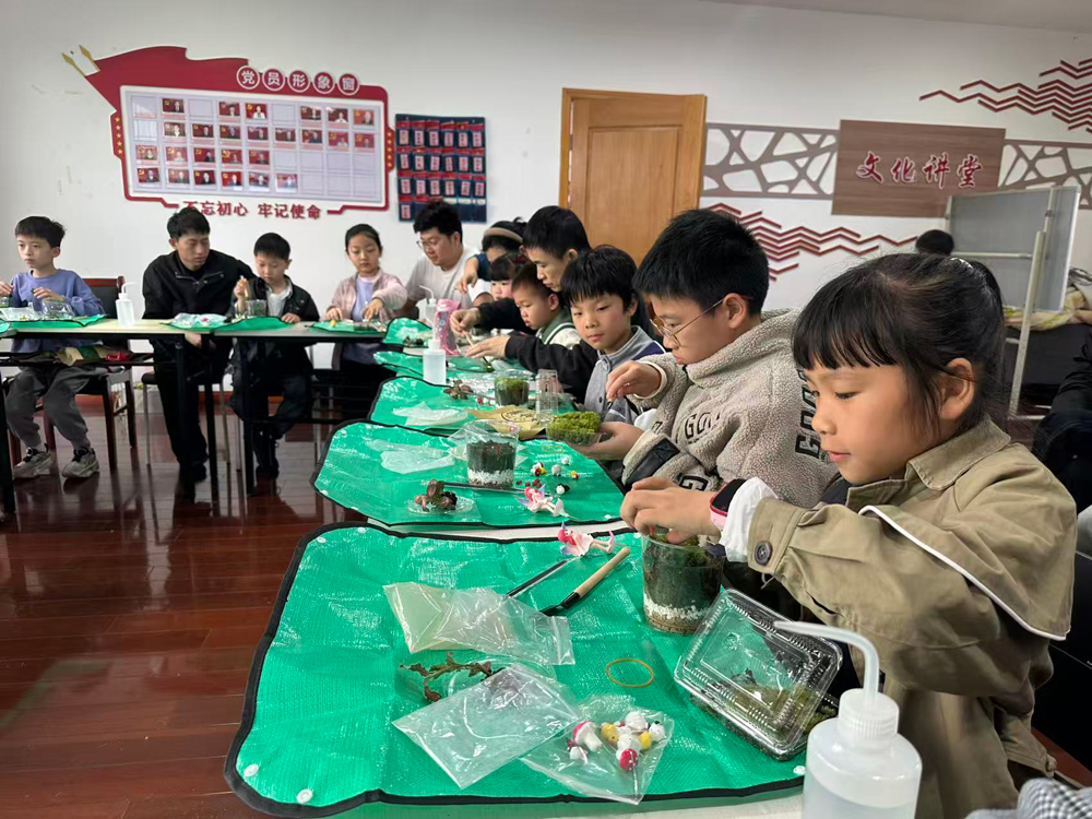 亲子家庭进行苔藓微景观种植创作。路南街道供图