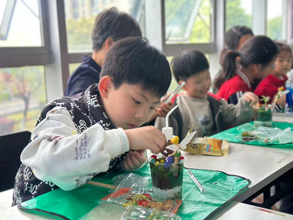 亲子家庭进行苔藓微景观种植创作。路南街道供图