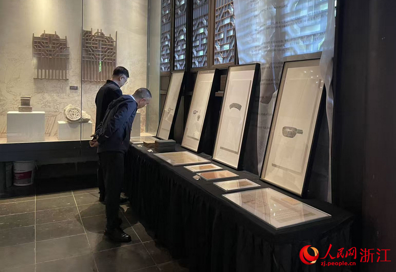 群众观展。人民网记者 王丽玮摄