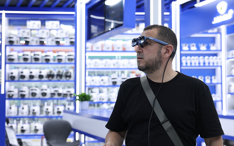 采购商佩戴AR设备查看工厂情况。浙江电信供图