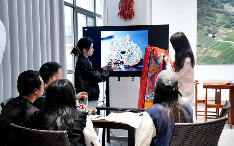 干部设计文创产品。遂昌县委宣传部供图