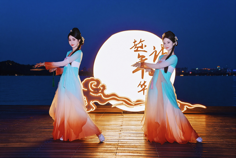 天水合璧 苏堤春晓（宋风舞蹈）。杭州市西湖游船有限公司供图