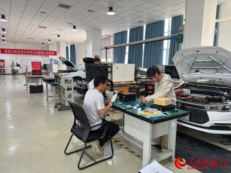 学生正在南疆职业技能培训实训基地动手实践。人民网 程欣摄