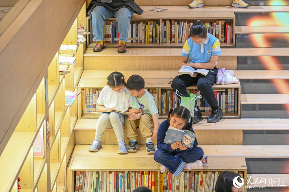 近日，在杭州市上城区南宋书房，市民在大台阶上阅读、休息。人民网记者 叶宾得摄