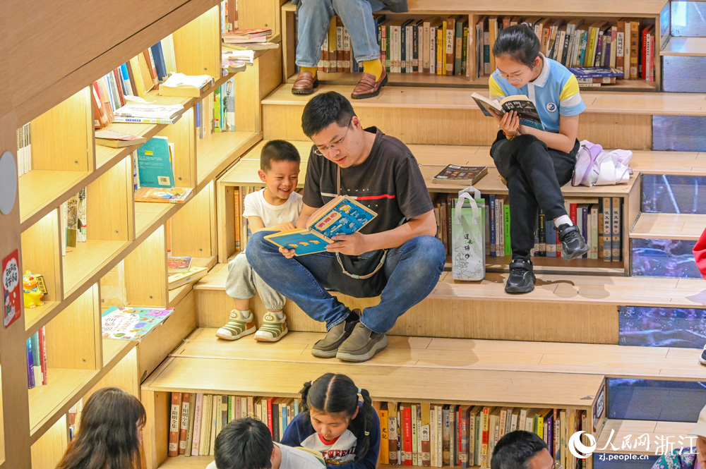 近日，在杭州市上城区南宋书房，市民在大台阶上阅读、休息。人民网记者 叶宾得摄