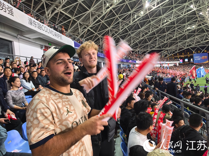 现场助威的外国友人。人民网记者 王继亮摄