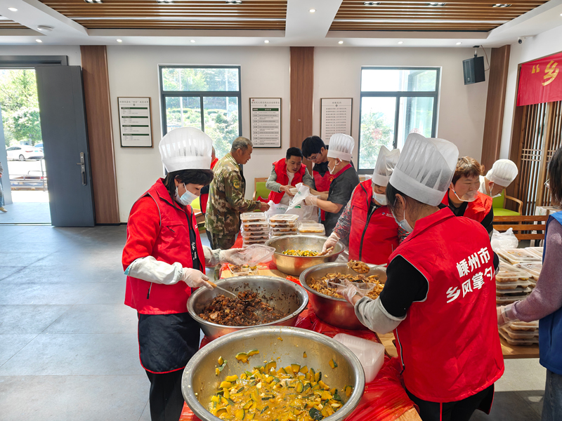 “乡风掌勺人”团队正在打包餐食。嵊州市委宣传部供图