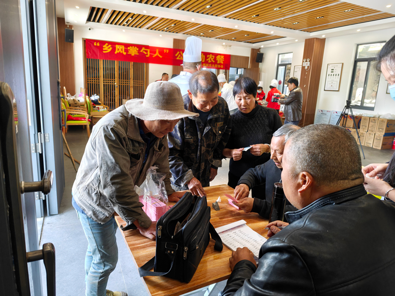 采茶工人前来领取公益助农餐。嵊州市委宣传部供图