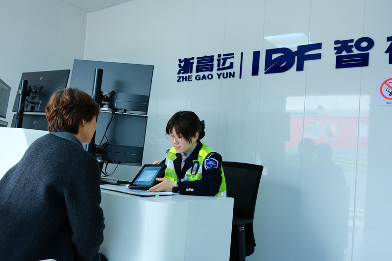 收费员为司乘提供服务。周克凌摄