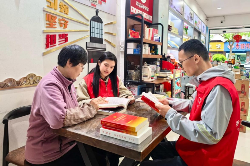 “香溢”志愿者在“香溢红色驿站”与零售户同读共学。舟山烟草供图