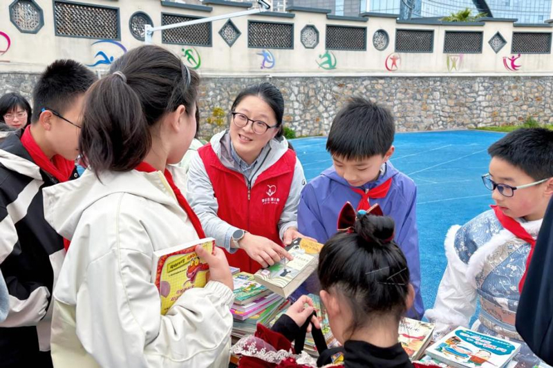 “香溢”志愿者向同学们推荐经典书籍。舟山烟草供图