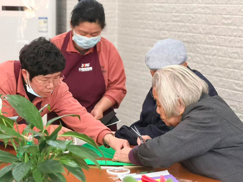 老人在星阳居家养老服务中心体验手工活动。石沁奕摄