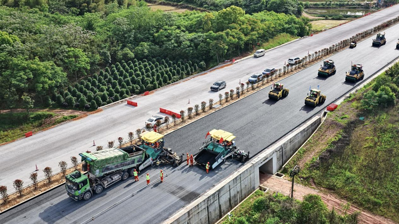 甬金衢上高速公路金华城区段项目沥青下面层施工。浙江交通集团建管公司供图