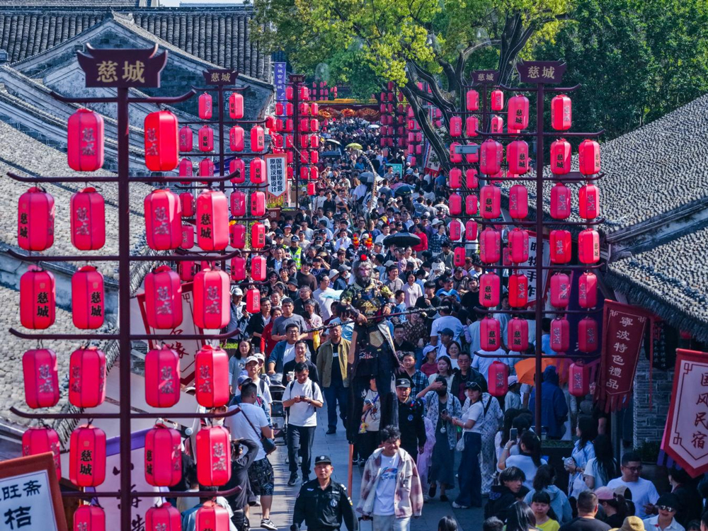 慈城民权路上热闹场景。沈国峰摄