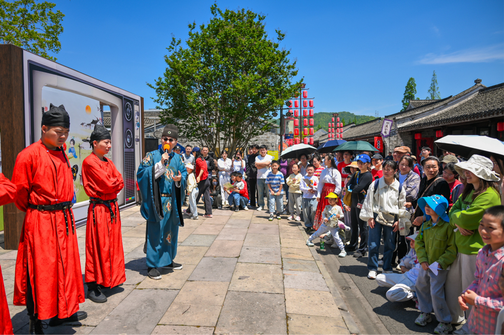 水街广场上演艺互动。沈国峰摄