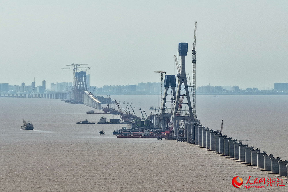 5月6日，杭州灣跨海鐵路大橋南航道橋首座主塔封頂現場。人民網 章勇濤攝
